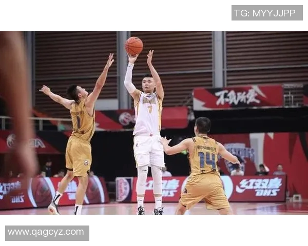 上海久事与吉林男篮激战正酣谁能在这场对决中笑到最后