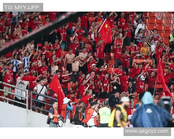 国足主场激情四溢球迷齐聚助威共创辉煌时刻